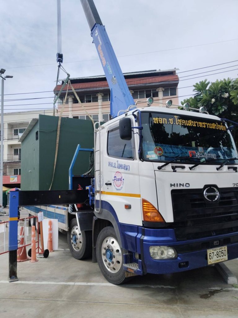 งานขนย้ายตู้ขายสินค้าที่ต้องใช้รถเฮี๊ยบขนาดใหญ่