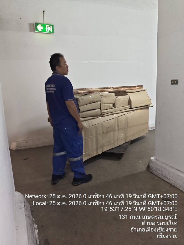 ทีมงานช่วยขนย้ายและจัดเรียงเฟอร์นิเจอร์